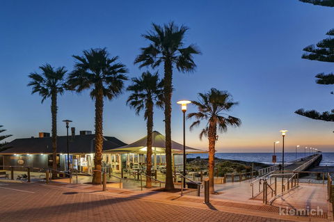 The Beach House @ Grange - Accommodation in Surfers Paradise 3