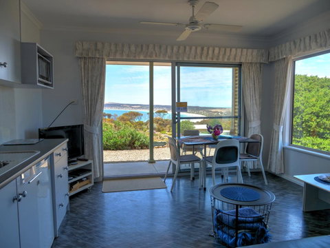 Emu Bay Holiday Homes - Accommodation in Surfers Paradise 26