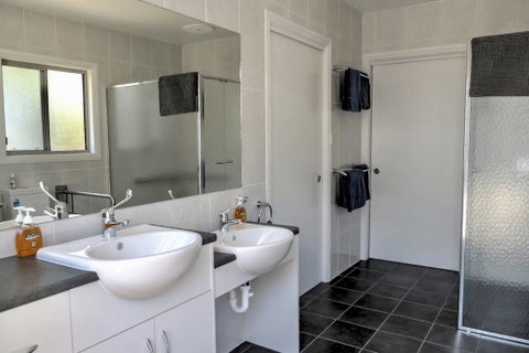 Emu Bay Holiday Homes - Accommodation in Surfers Paradise 14