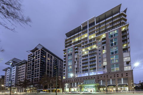 Oaks Adelaide Embassy Suites - Accommodation in Surfers Paradise 0