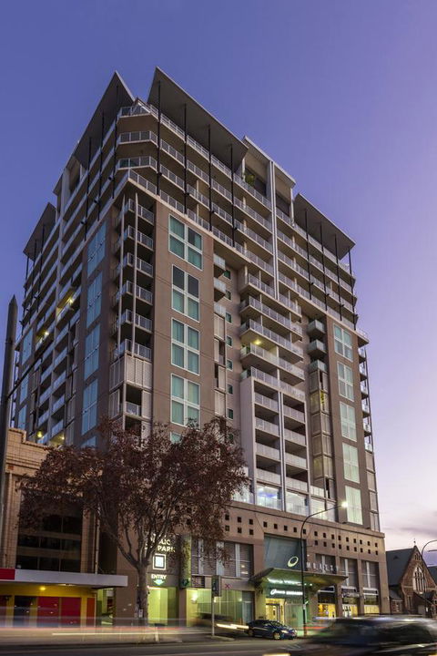 Oaks Adelaide Embassy Suites - Accommodation in Surfers Paradise 9