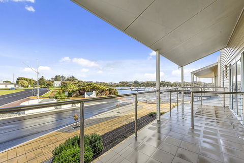 Aloha Waterfront Properties - Accommodation in Surfers Paradise 23