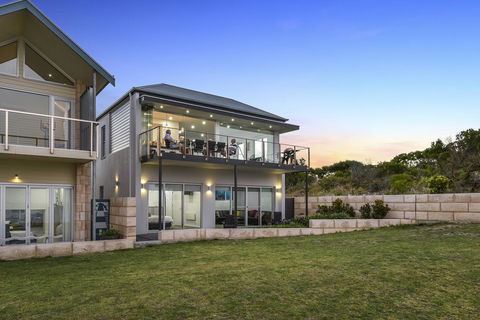 Aloha Waterfront Properties - Accommodation in Surfers Paradise 2