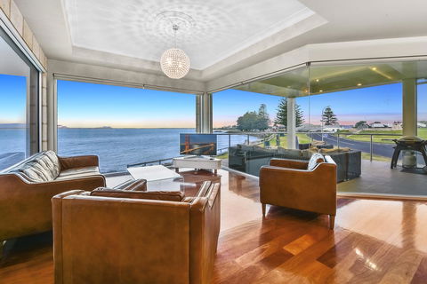 Aloha Waterfront Properties - Accommodation in Surfers Paradise 4