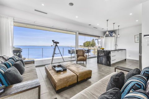 Aloha Waterfront Properties - Accommodation in Surfers Paradise 3