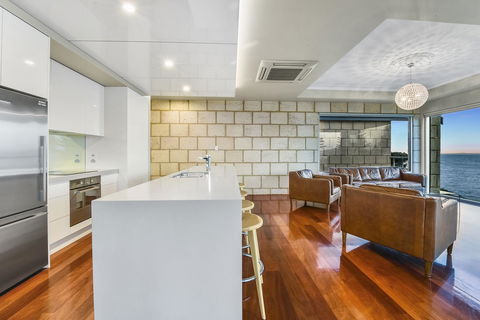 Aloha Waterfront Properties - Accommodation in Surfers Paradise 22