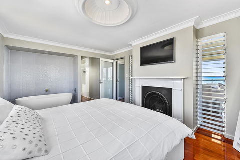 Aloha Waterfront Properties - Accommodation in Surfers Paradise 12