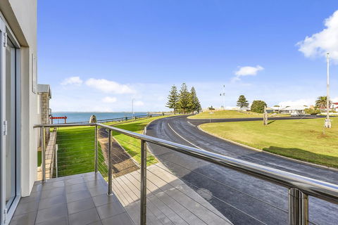 Aloha Waterfront Properties - Accommodation in Surfers Paradise 14