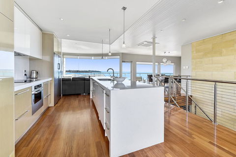 Aloha Waterfront Properties - Accommodation in Surfers Paradise 5
