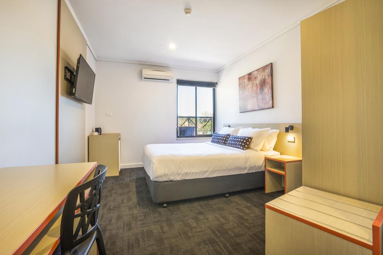 Elizabeth Grove SA Accommodation in Surfers Paradise