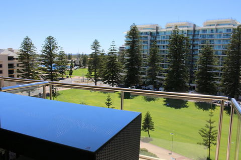 Beachside Luxury Getaway In Glenelg - Accommodation in Surfers Paradise 14
