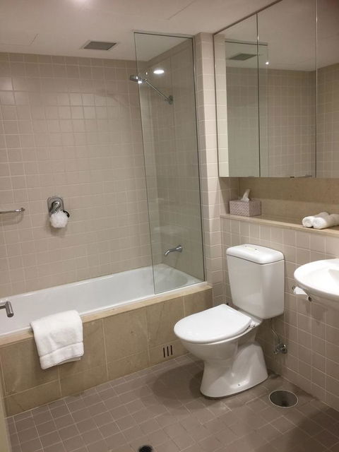 Beachside Luxury Getaway In Glenelg - Accommodation in Surfers Paradise 12