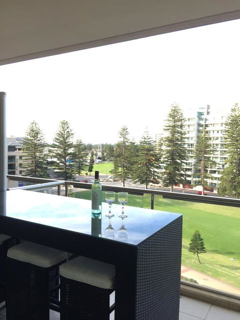 Beachside Luxury Getaway In Glenelg - Accommodation in Surfers Paradise 0