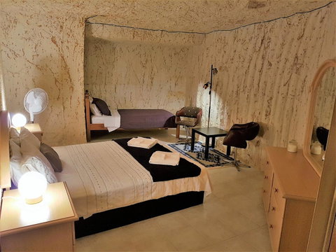 Underground Gem - Accommodation in Surfers Paradise 1
