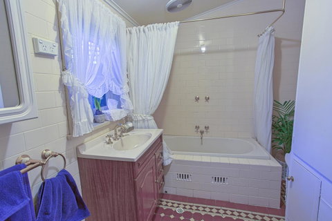 Tanunda Cottages - Accommodation in Surfers Paradise 14