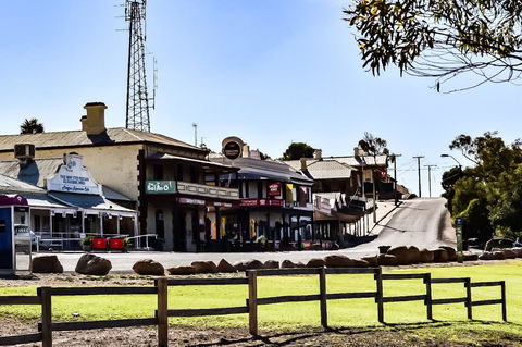 Commercial Hotel Morgan - Accommodation in Surfers Paradise 1