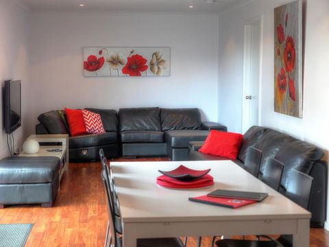 Home On Torrens - Accommodation in Surfers Paradise 24