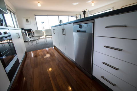 Coorong Waterfront Retreat - Accommodation in Surfers Paradise 10