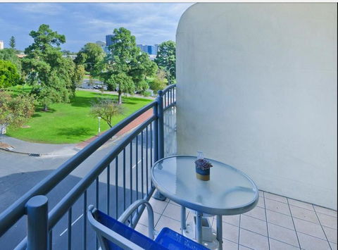 Spacious 4 BR And 2 Bathrooms City Apartment - Accommodation in Surfers Paradise 7