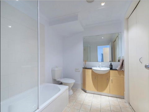 Spacious 4 BR And 2 Bathrooms City Apartment - Accommodation in Surfers Paradise 8