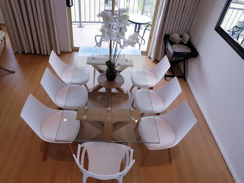Spacious 4 BR And 2 Bathrooms City Apartment - Accommodation in Surfers Paradise 1
