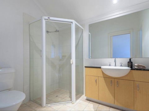 Spacious 4 BR And 2 Bathrooms City Apartment - Accommodation in Surfers Paradise 9