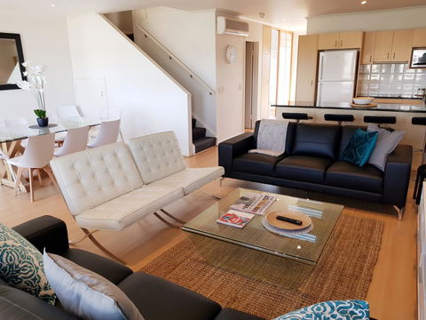 Spacious 4 BR And 2 Bathrooms City Apartment - Accommodation in Surfers Paradise 0