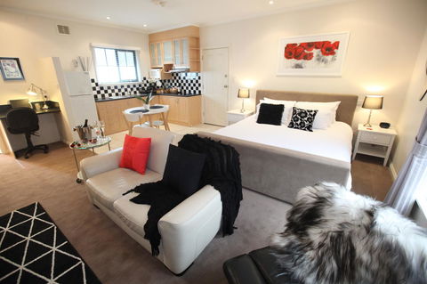Wine And Roses Bed And Breakfast - Accommodation in Surfers Paradise 9