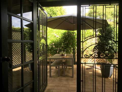 Wine And Roses Bed And Breakfast - Accommodation in Surfers Paradise 4