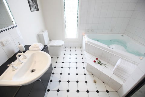 Wine And Roses Bed And Breakfast - Accommodation in Surfers Paradise 11