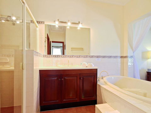 Wine And Roses Bed And Breakfast - Accommodation in Surfers Paradise 18