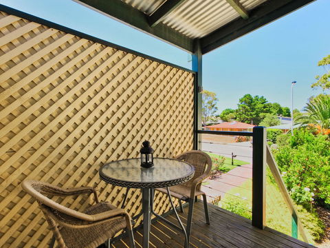 Wine And Roses Bed And Breakfast - Accommodation in Surfers Paradise 12