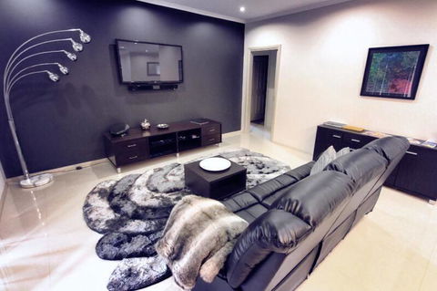 Casavino Luxury Villa - Accommodation in Surfers Paradise 0