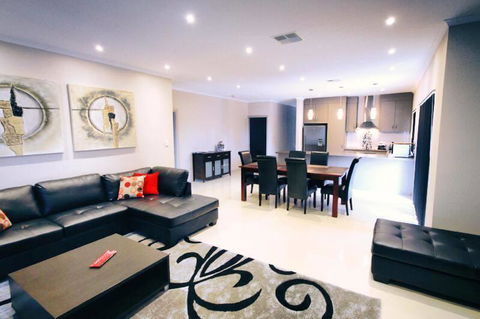 Casavino Luxury Villa - Accommodation in Surfers Paradise 3