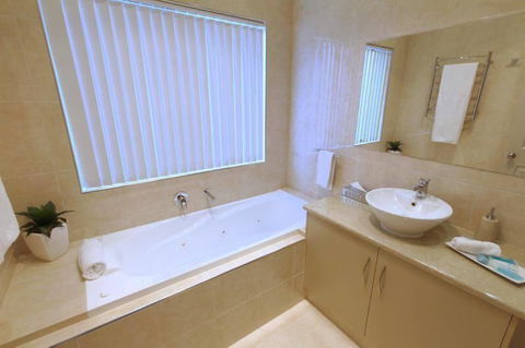 Casavino Luxury Villa - Accommodation in Surfers Paradise 26