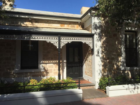 8 Osborne - Accommodation in Surfers Paradise 0