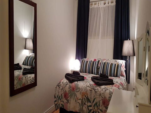 Unit In Marion - Accommodation in Surfers Paradise 0