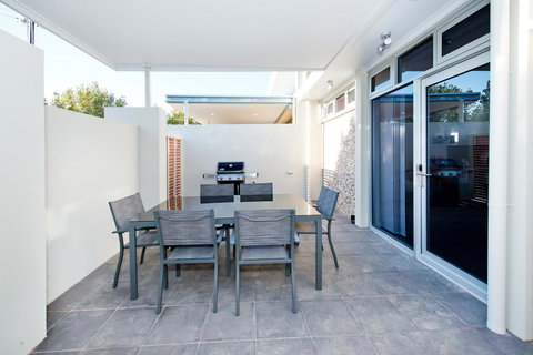 Loxton Courthouse Apartments - Accommodation in Surfers Paradise 18