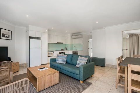 Bayview Beachfront Apartments, In Town Right On The Beach - Accommodation in Surfers Paradise 41
