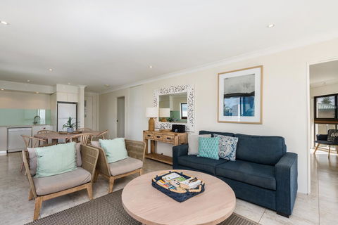 Bayview Beachfront Apartments, In Town Right On The Beach - Accommodation in Surfers Paradise 32