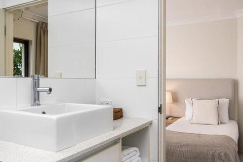 Bayview Beachfront Apartments, In Town Right On The Beach - Accommodation in Surfers Paradise 31