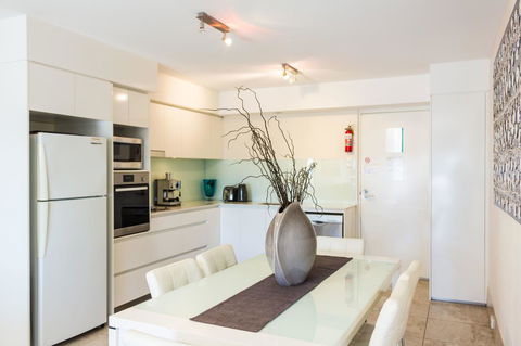 Bayview Beachfront Apartments, In Town Right On The Beach - Accommodation in Surfers Paradise 42