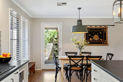 Adelaide Hills Retreats - Accommodation in Surfers Paradise 8