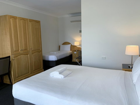 Hilton Beachfront Motel - Accommodation in Surfers Paradise 11