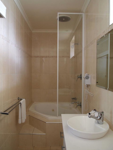 Hilton Beachfront Motel - Accommodation in Surfers Paradise 44