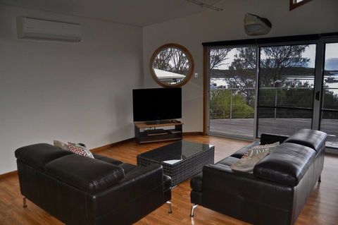 Rest A Shore Coffin Bay - Accommodation in Surfers Paradise 4