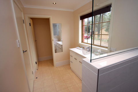 Clare Central - Accommodation in Surfers Paradise 11