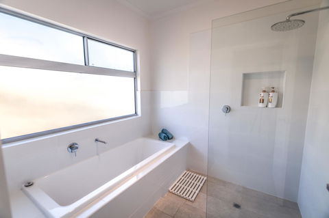 Middle River Beach House, Western House - Accommodation in Surfers Paradise 12