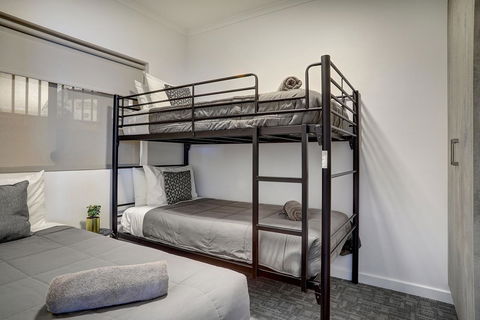 Limani Motel - Accommodation in Surfers Paradise 5