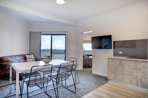 Limani Motel - Accommodation in Surfers Paradise 2